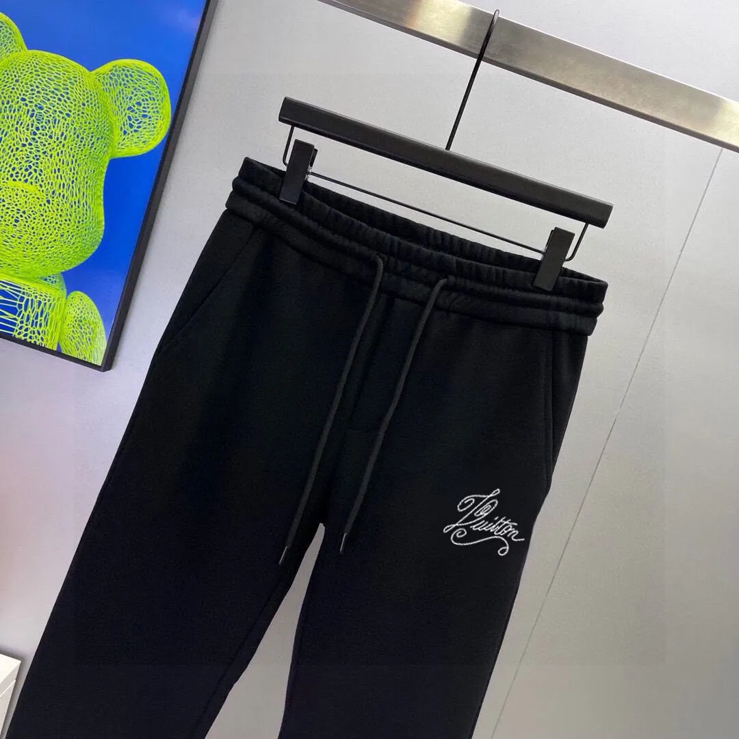 🅿️400 [Lv Louis Vuitton] (Fat Man Gospel) Hot-selling suit is coming. Focus on the original version of the official website. 2025 new hot-selling cardigan sweater suit. The original order is the best. 🇭🇰The meticulous work of top designers. Just for a fitting and perfect upper body effect. 100% natural high-quality Roman cotton, close-fitting comfort, noble and elegant! Original hardware embodies elegance and nobility! Counter size: M-5XL (maximum wear up to 220 pounds)